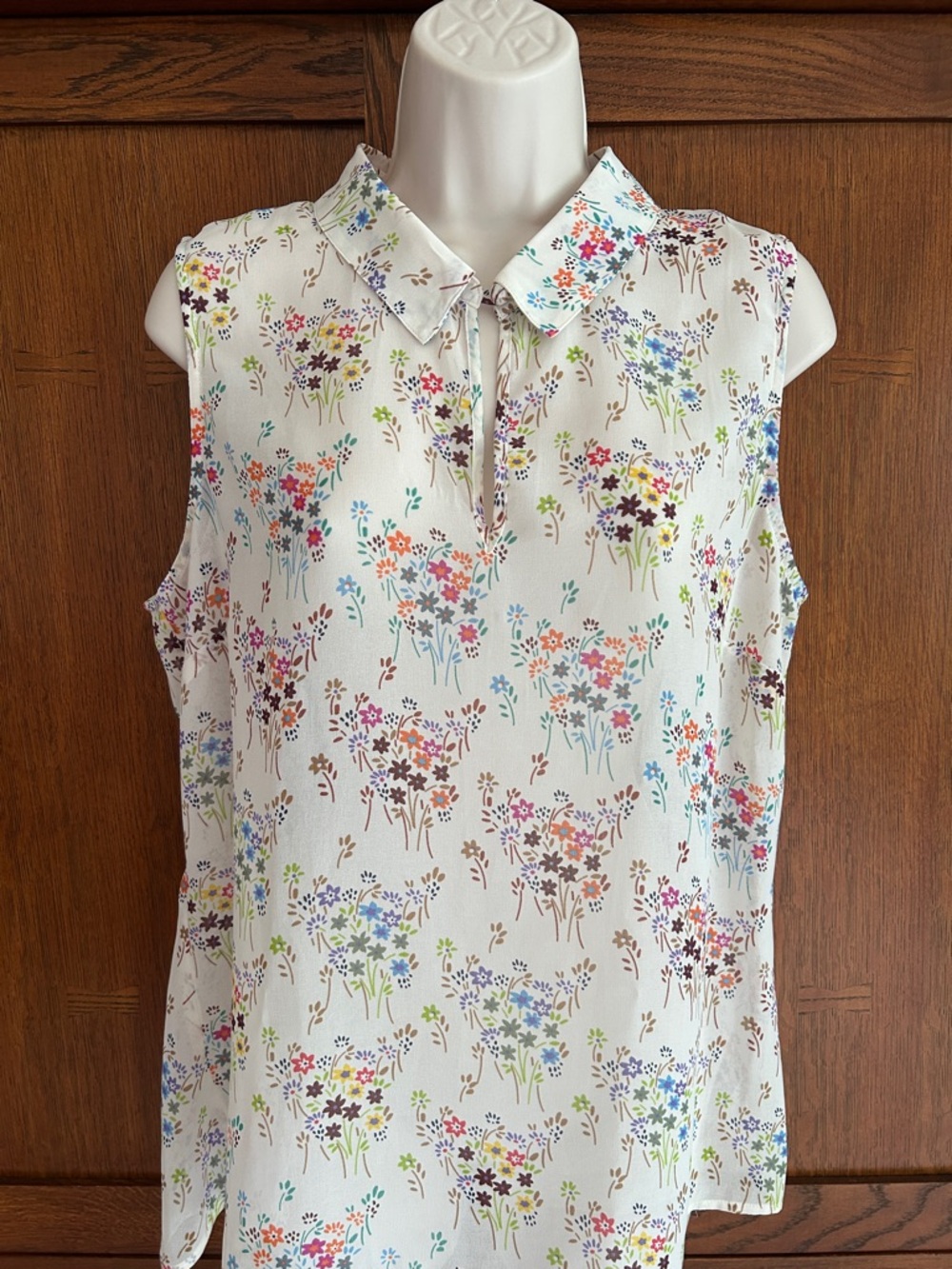 CABI. Sleeveless Floral Collared Blouse - White Multi. Size medium.
